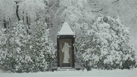 Our Lady of the Snow: Uma Jornada Mística Através da Fé e da Natureza!