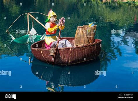 The Fisherwoman and Her Magic Basket - Uma História Chinesa Encantadora Sobre Generosidade e Consequências Inesperadas!